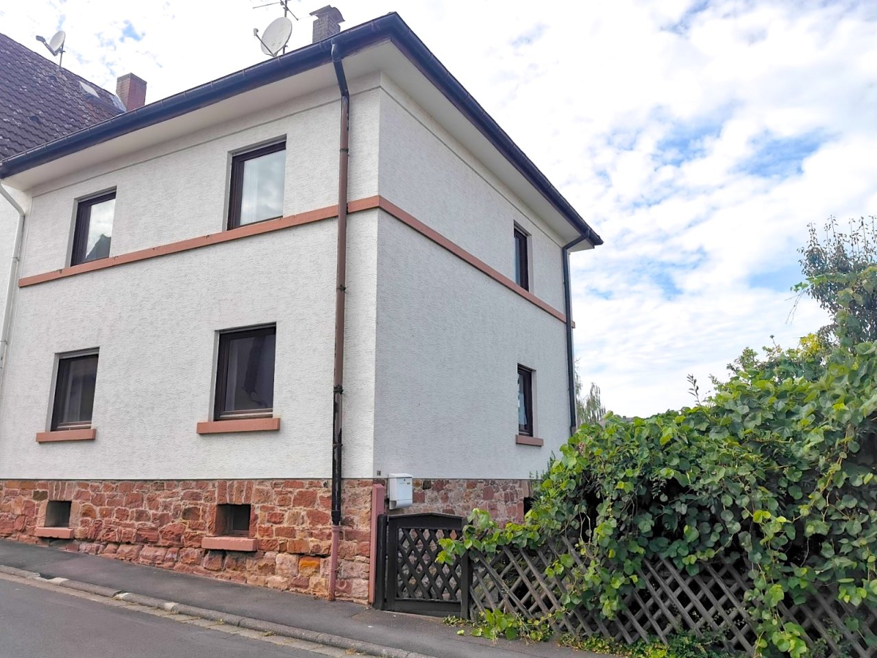 *Einfamilienhaus mit Garten und Garage zum Selbstgestalten*