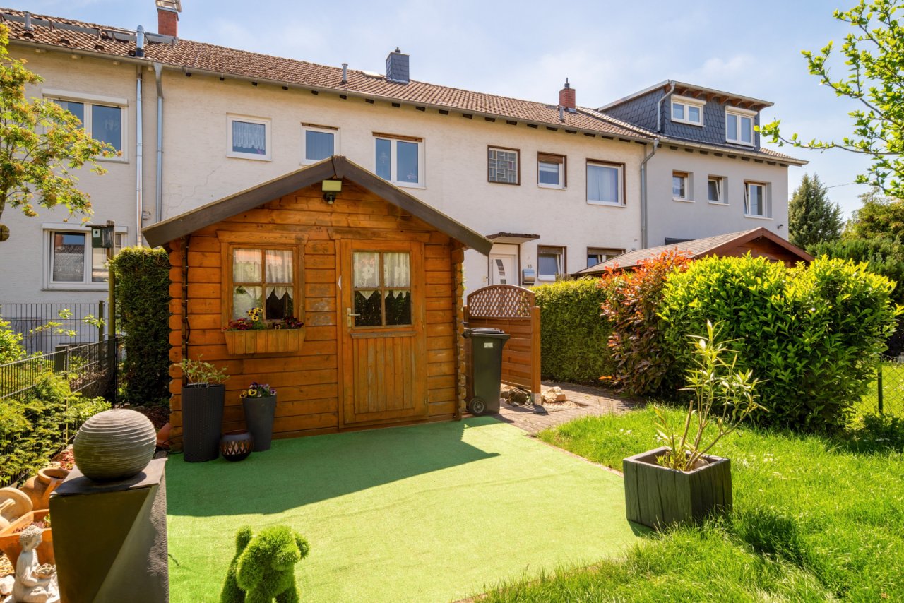 EG_Gepflegter Garten mit Gartenhäuschen