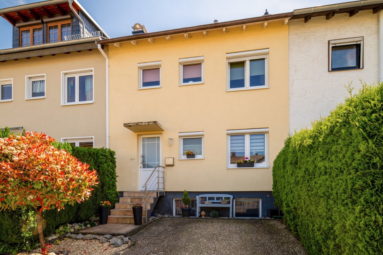 Vorderansicht Haus mit PKW-Stellplatz