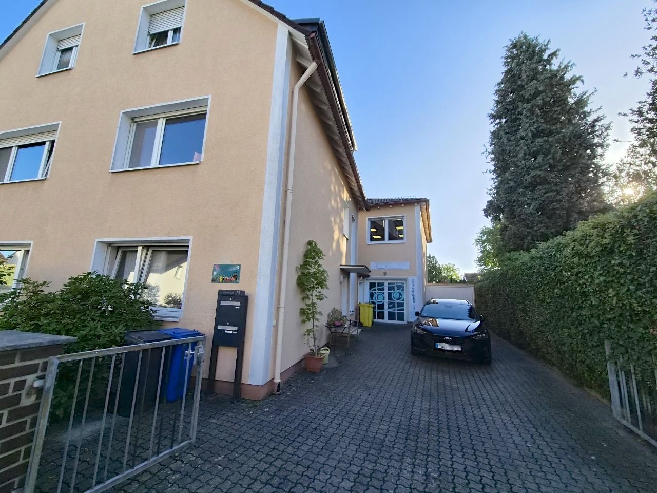 Strassenansicht Gebäude mit Einfahrt Strassenansicht Gebäude mit Einfahrt